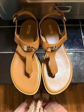 Michael Michael Kors Leather T-Strap Thong Sandals Tan Gold Logo Women’s Size 8M